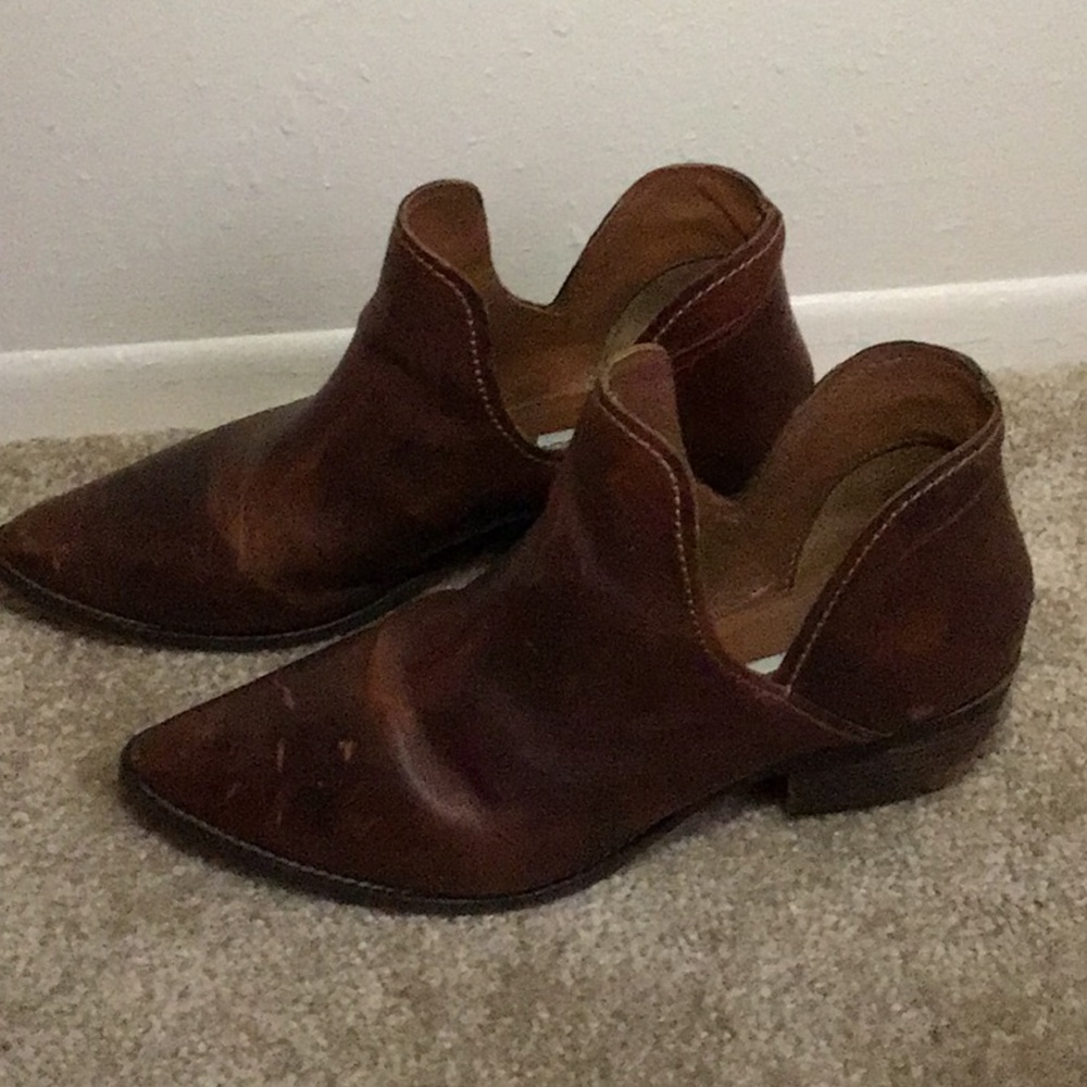 Steve Madden v cut out booties